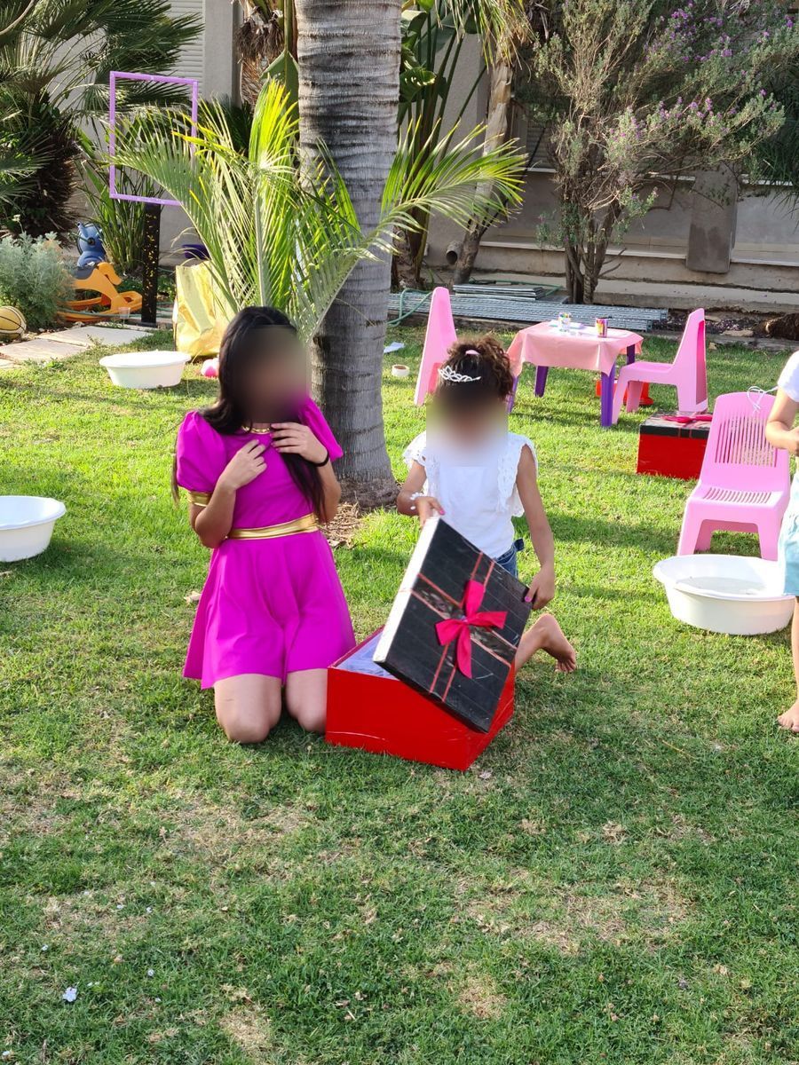 פתיחת מתנה לחוגגת