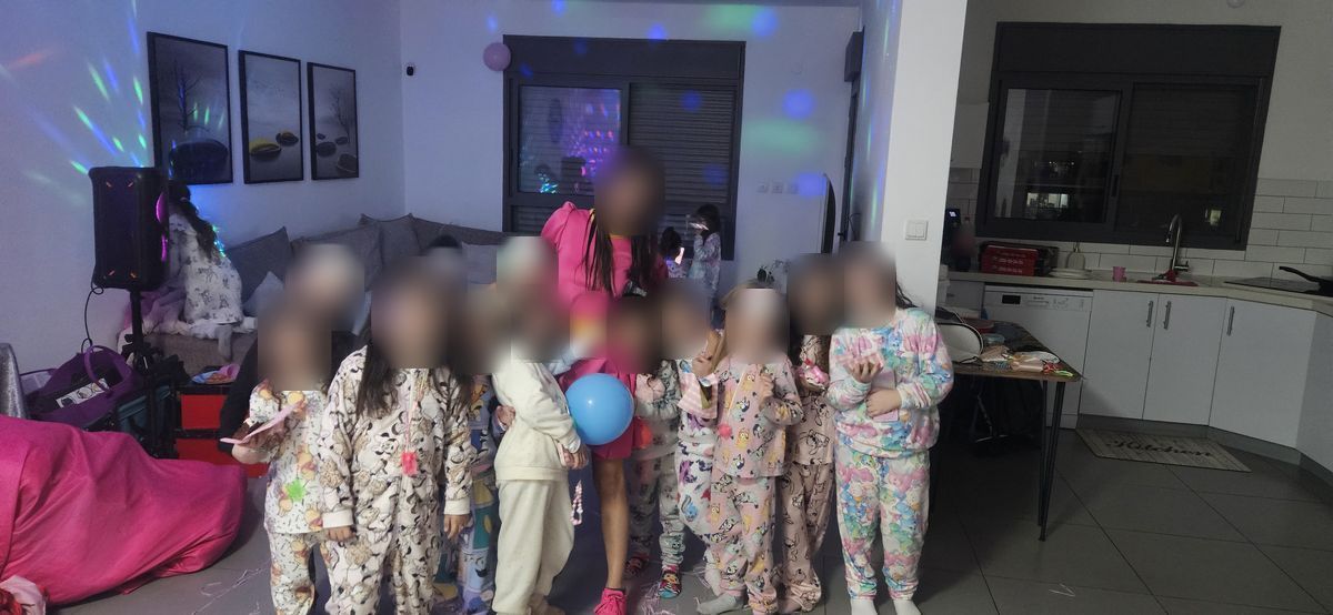 אורות צבעוניים בסלון